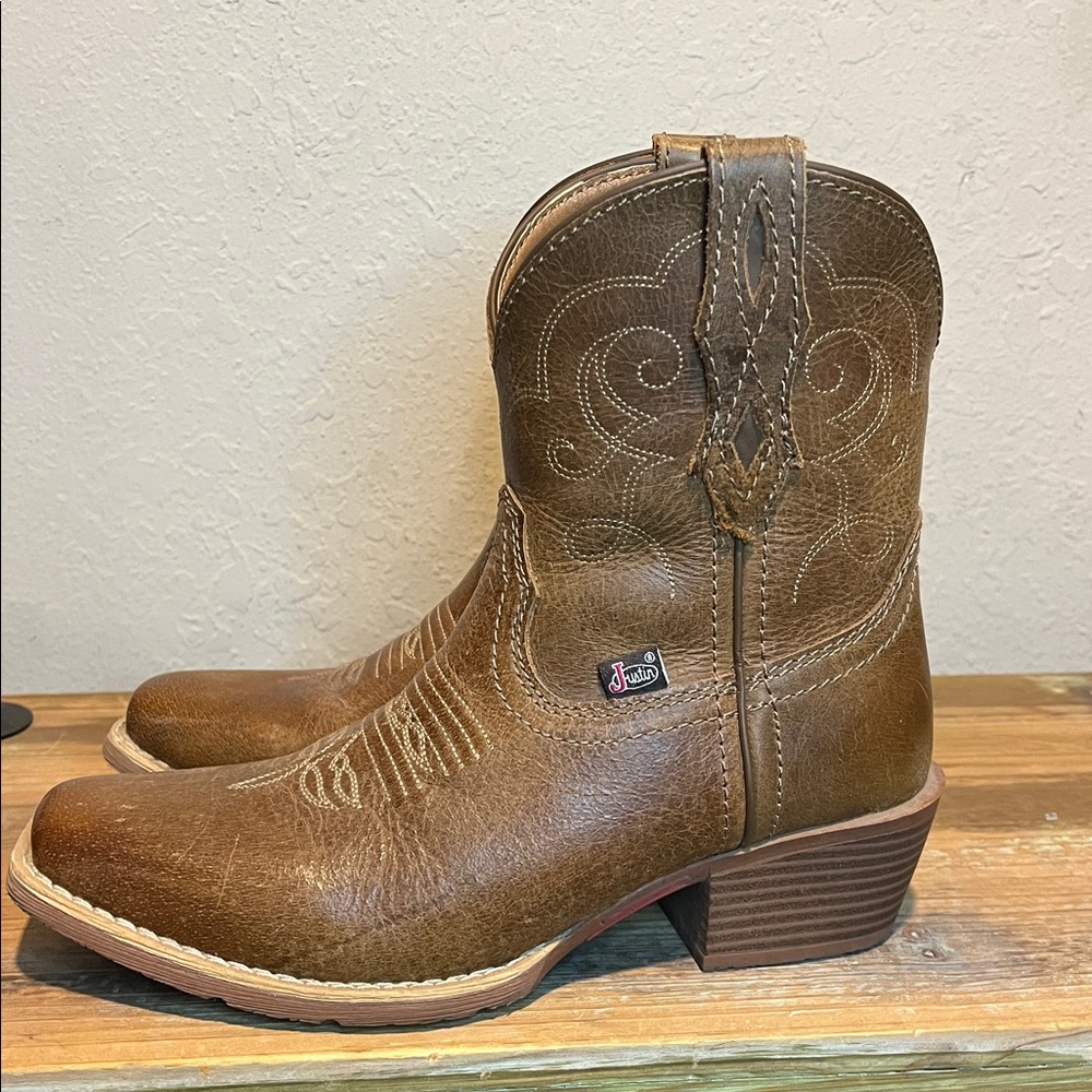 NWOB Justin Women's Chellie Western square toe Booties size 7 - Picture 4 of 10